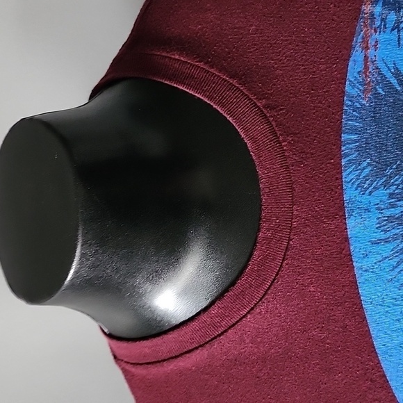 American Eagle maroontee with blue and black graphics - Picture 3 of 15